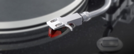 В стандартное оснащение проигрывателя входит картридж Ortofon 2M RED типа MM
