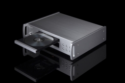 Оснащен механизмом транспорта дисков, усовершенствованным на основе фирменного CD-5020A компании TEAC